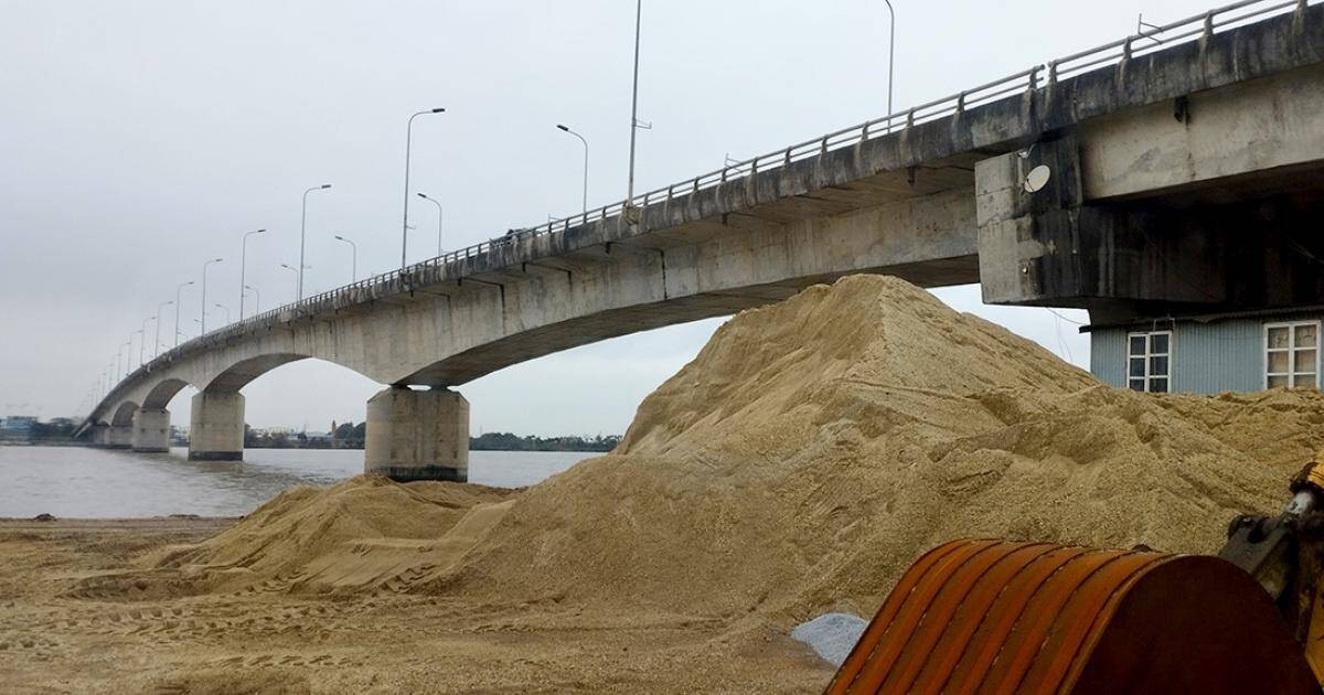 Bến bãi vật liệu xây dựng ngang nhiên uy hiếp an toàn cầu Khuể