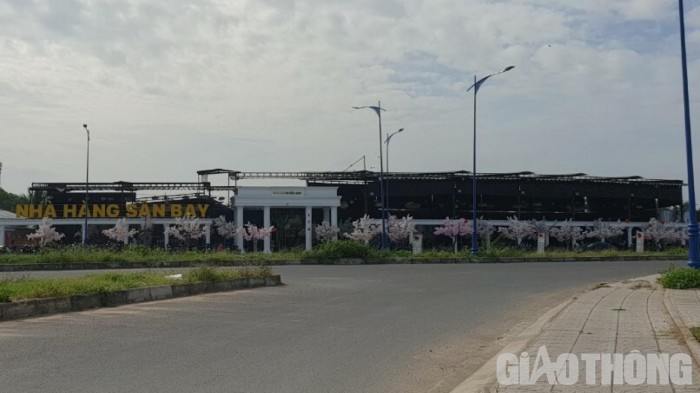 Nhà hàng này nằm ở vị trí khá đắc địa, trên đường đến sân bay Cần Thơ.