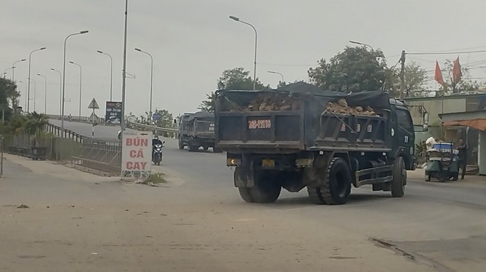Các xe chở vật liệu từ bãi dưới chân cầu ngang nhiên quay đầu để lên cầu Khuể