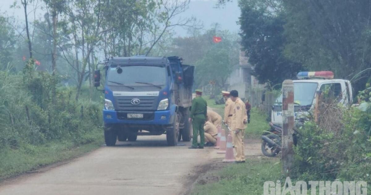 Lực lượng công an cân tải trọng các xe chạy trên tuyến đường có gắn biển hạn chế tải trọng cho phép.