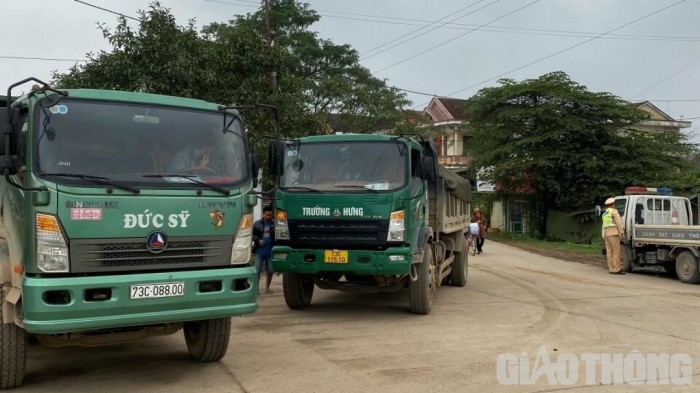 Các trường hợp là chủ xe, lái xe được mời lên trụ sở công an để lập biên bản xử phạt và yêu cầu ký cam kết không tái diễn.