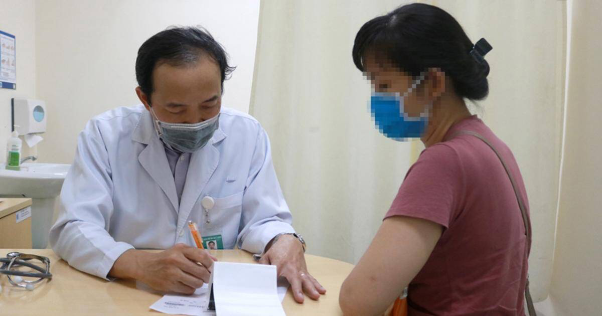 Bác sĩ thăm khám cho bệnh nhân tiểu đường