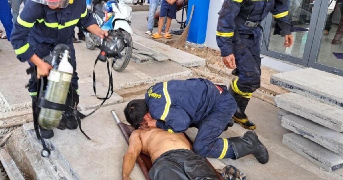 Lực lượng cứu nạn, cứu hộ thực hiện sơ cứu ban đầu cho ông V.T.T. Ảnh CAHG