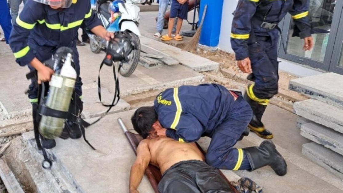 Chạy đua từng phút cứu 2 người đàn ông bị ngạt trong bồn xăng