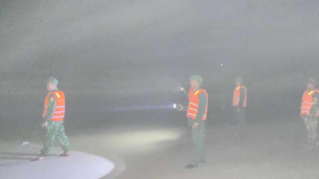 Tàu cá trên đường vào bờ bị sóng đánh chìm, một ngư dân mất tích