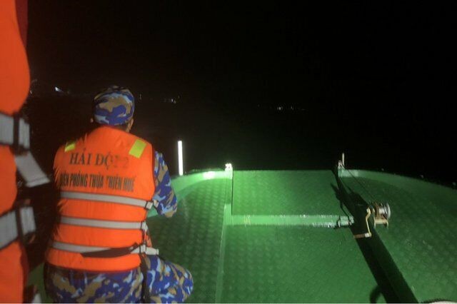 Lực lượng chức năng tổ chức tìm kiếm ngư dân mất tích trong đêm