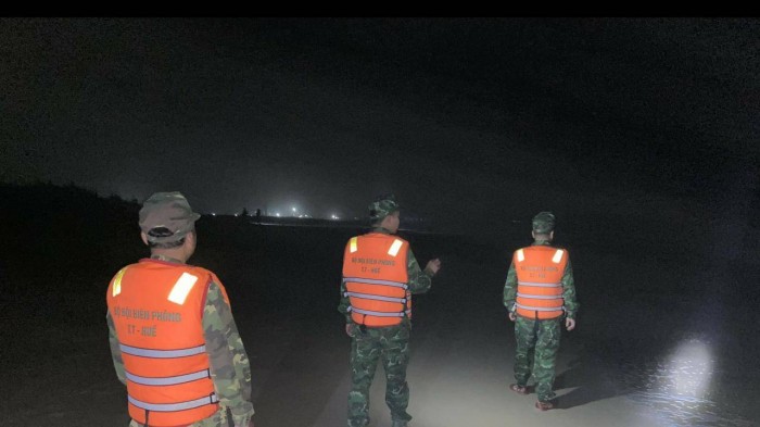 Thâu đêm tìm kiếm ngư dân mất tích.