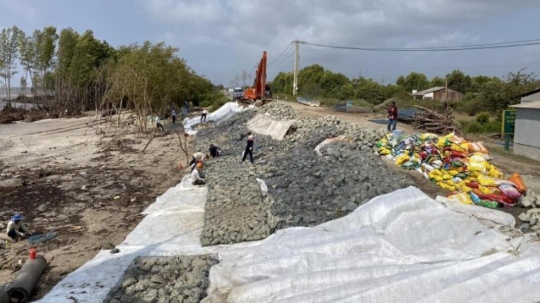 Đê biển Đông sạt lở nghiêm trọng, Bạc Liêu công bố tình huống khẩn cấp