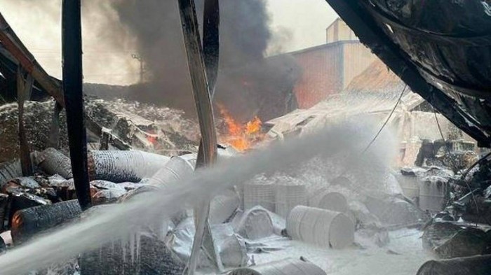 Ngọn lửa bao trùm khoảng 1.000m2 nhà xưởng, bên trong có nhiều thùng phuy chứa dung môi