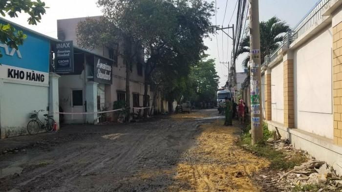 Đến trưa 2/3, lực lượng chức năng phải cho đổ đất, đá tránh trơn trượt để người dân có thể đi lại