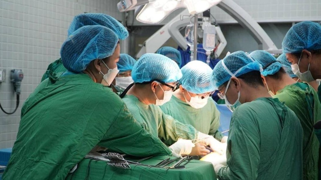 Bác sĩ nhói lòng khi phải mổ cầm chừng vì thiếu vật tư y tế