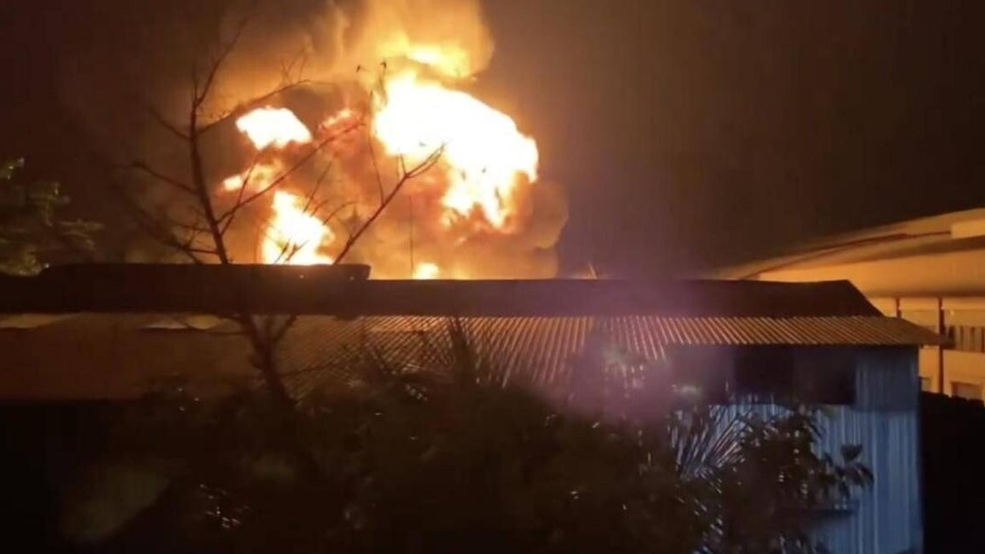 Cháy lớn tại xưởng tái chế mỡ bò, người dân tá hỏa vì đường trơn trượt