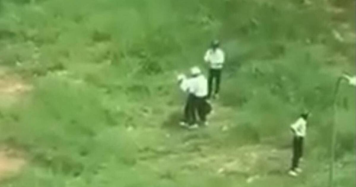 Hình ảnh nhóm học sinh lớp 10 ở Cà Mau dàn cảnh đánh nhau được lan truyền trên mạng xã hội. (Ảnh chụp màn hình)