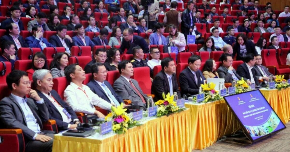 Dự hội nghị có Bộ trưởng Bộ Công thương Nguyễn Hồng Diên; Bí thư Tỉnh ủy, Chủ tịch HĐND tỉnh Quảng Ninh Nguyễn Xuân Ký cùng lãnh đạo UBND tỉnh, các sở, ngành, địa phương trong tỉnh