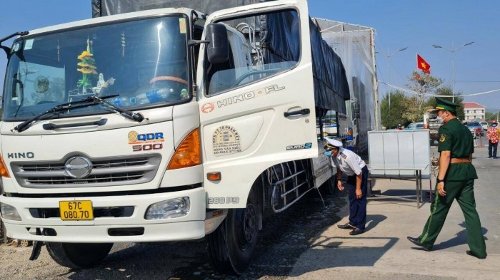 Tỉnh An Giang và Đồng Tháp đang khẩn trương thực hiện tổng rà soát việc mua bán gia cầm, gia súc tại biên giới.