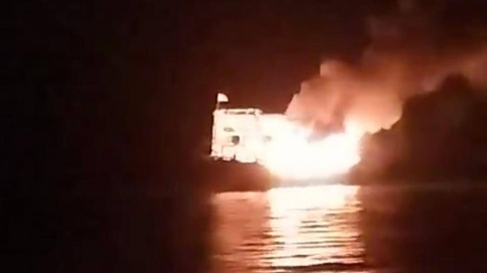 Ngọn lửa bốc cháy dữ dội trong đêm.