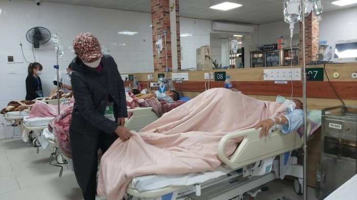 Một công nhân của Công ty HS Tech Vina - Bắc Ninh bị ngộ độc methanol được điều trị tại BV Bạch Mai