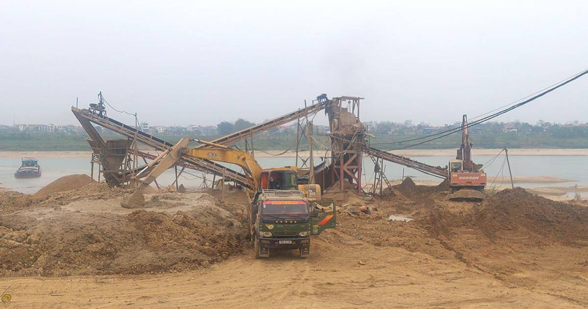 Xưởng nghiền cát được xây dựng ngay tại bến thủy nội địa của ông Hoàng Anh tại thôn Yên Kiều, xã Tứ Yên, huyện Sông Lô, tỉnh Vĩnh Phúc