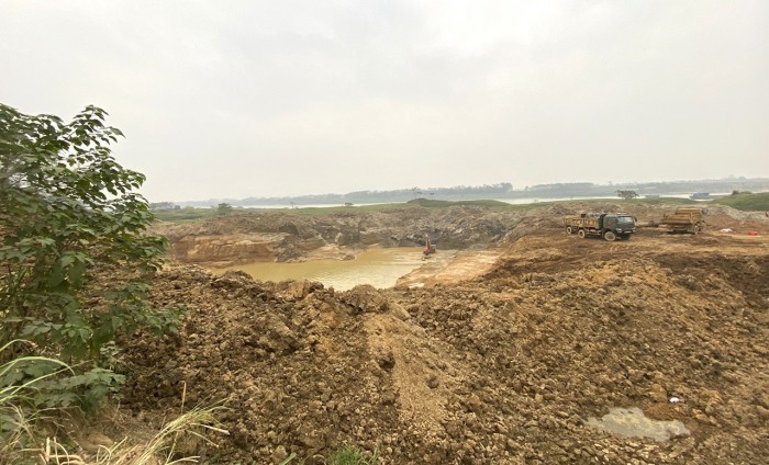 Máy múc, ô tô khai thác cát sỏi trái phép tại sông Lô, phục vụ xưởng nghiền cát tại Tứ Yên