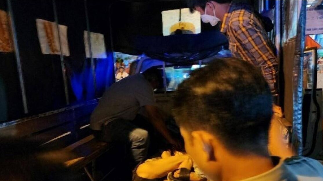 Cắt tường cứu nam thanh niên bị rơi từ mái nhà, kẹt cứng giữa hai bức vách