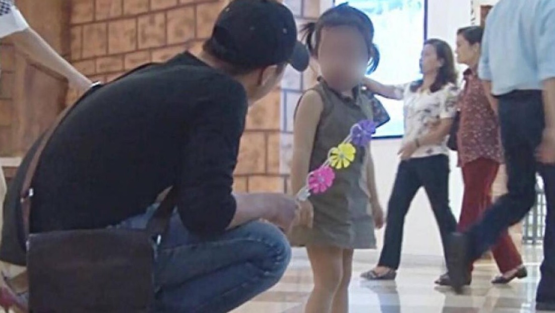 Nghệ An: Cảnh báo người lạ nhận quen thân bố mẹ, cho bánh kẹo để rủ rê trẻ