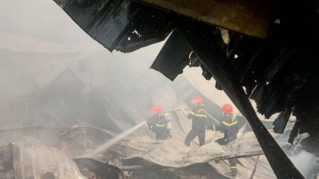 Cận cảnh cảnh sát chiến đấu với đám cháy ở KTT Chân Mây-Lăng Cô suốt 2 giờ