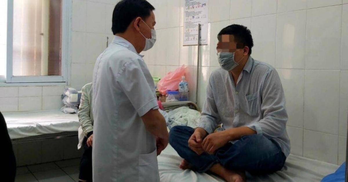 Bác sĩ thăm khám cho một bệnh nhân mắc rối loạn tâm thần (ảnh minh họa)