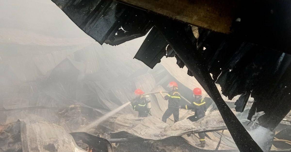 Cảnh sát PCCC vật lộn với 