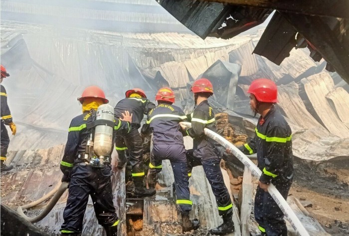 Cảnh sát PCCC mướt mồ hôi chiến đấu với 