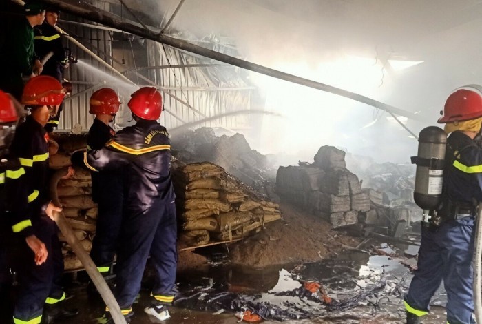 Khẩn trương dập lửa, phun nước làm mát phía trong nhà kho