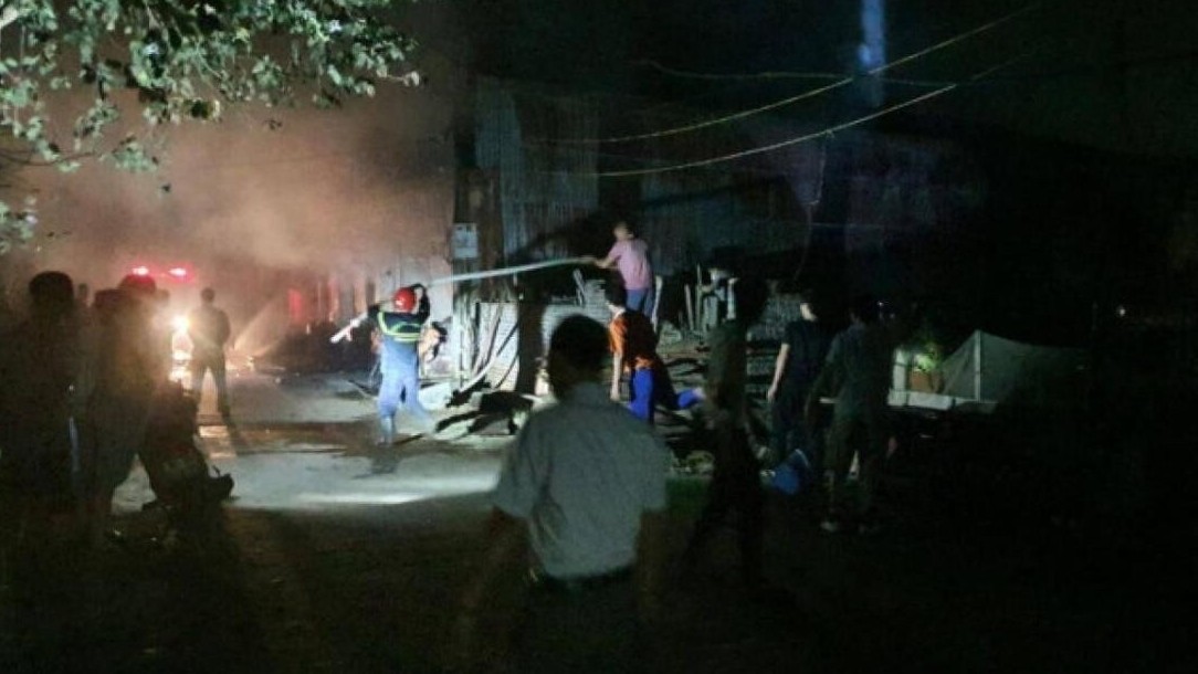 Cháy xưởng gỗ gia đình khiến 1 người tử vong, 4 người bị thương