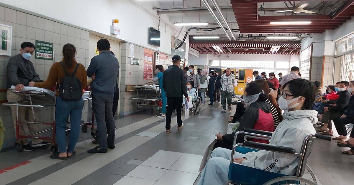 Bệnh nhân chờ đợi đến lượt được chiếu chụp tại BV Bạch Mai