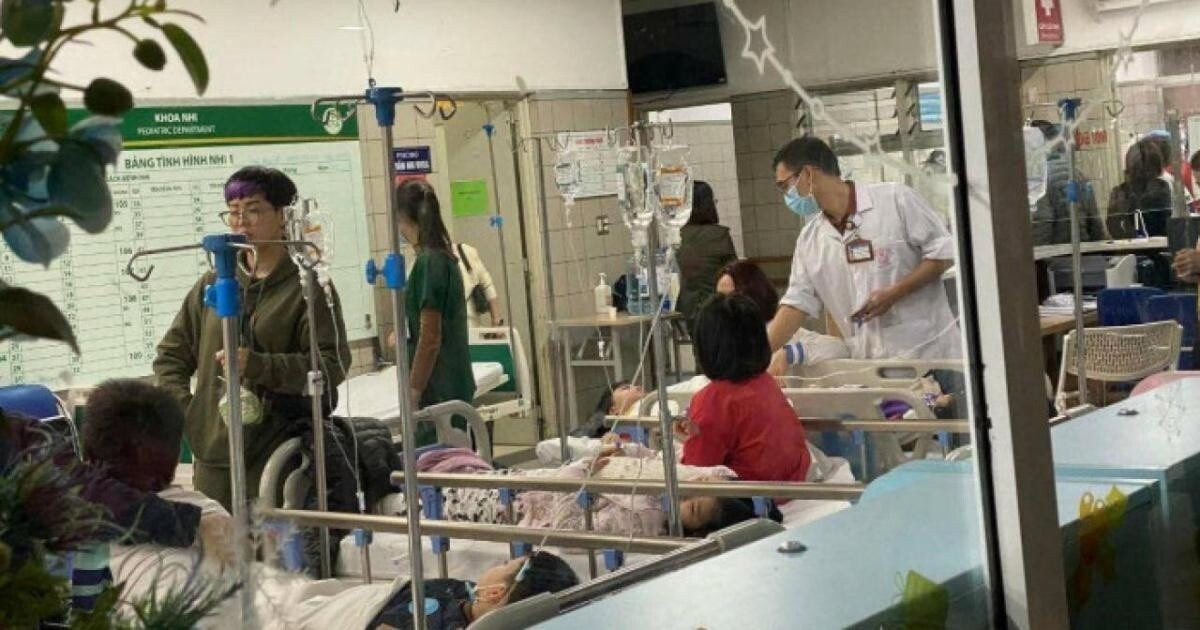 Nhiều học sinh trường Tiểu học Kim Giang nghi bị ngộ độc thực phẩm đang được cấp cứu tại BV Bạch Mai