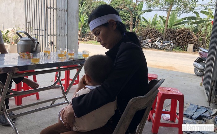 Bà Hồ Thị Lan bế cháu nhỏ 1 tuổi, con của anh Nhật