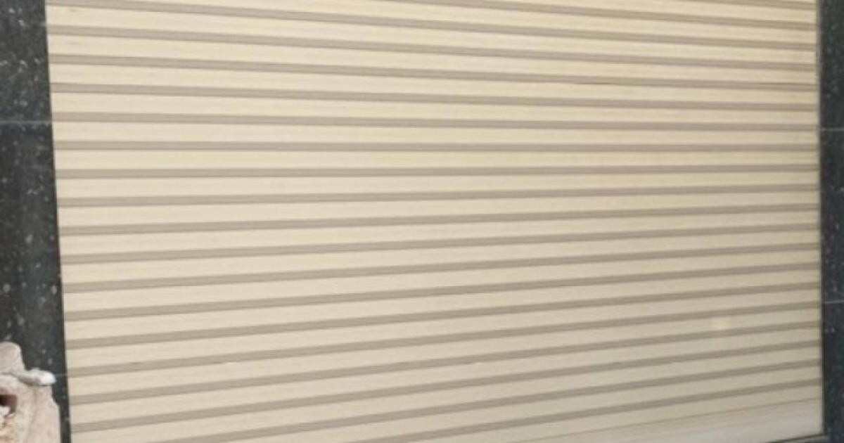 Cửa cuốn nếu không có cảm ứng chống vật cản sẽ rất nguy hiểm cho trẻ nhỏ nếu người thân không chú ý khi đóng cửa (ảnh minh họa)