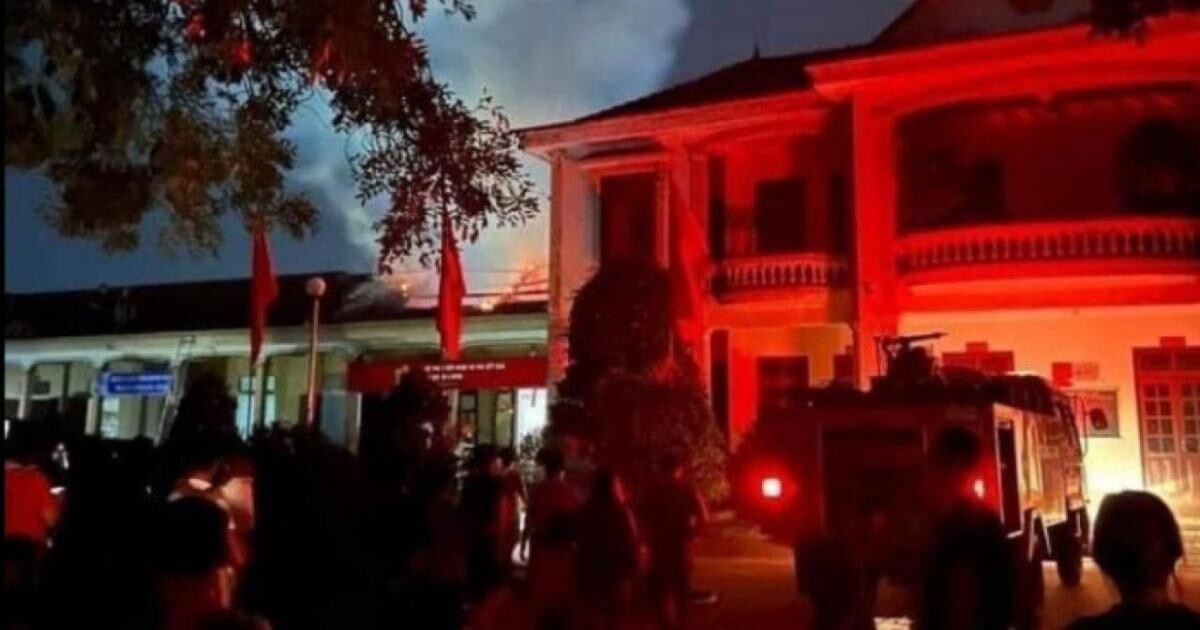 Ngọn lửa bốc cháy dữ dội ở UBND xã Quỳnh Lương (Ảnh FB)