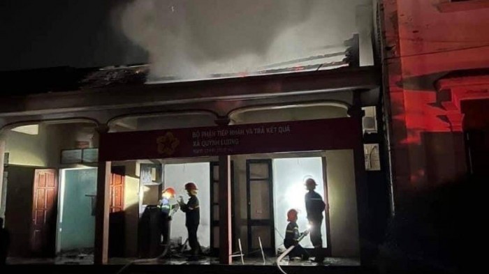 Lực lượng PCCC có mặt cùng với chính quyền và nhân dân dập lửa (Ảnh F.B)