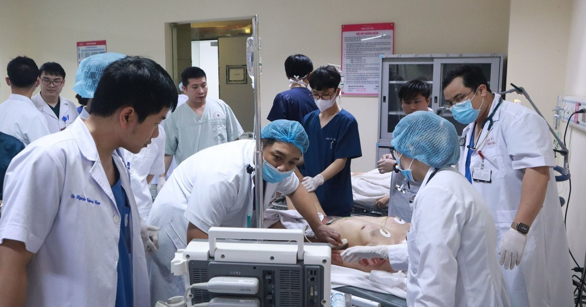 Các bác sĩ khẩn trương hồi sức cho người bệnh.