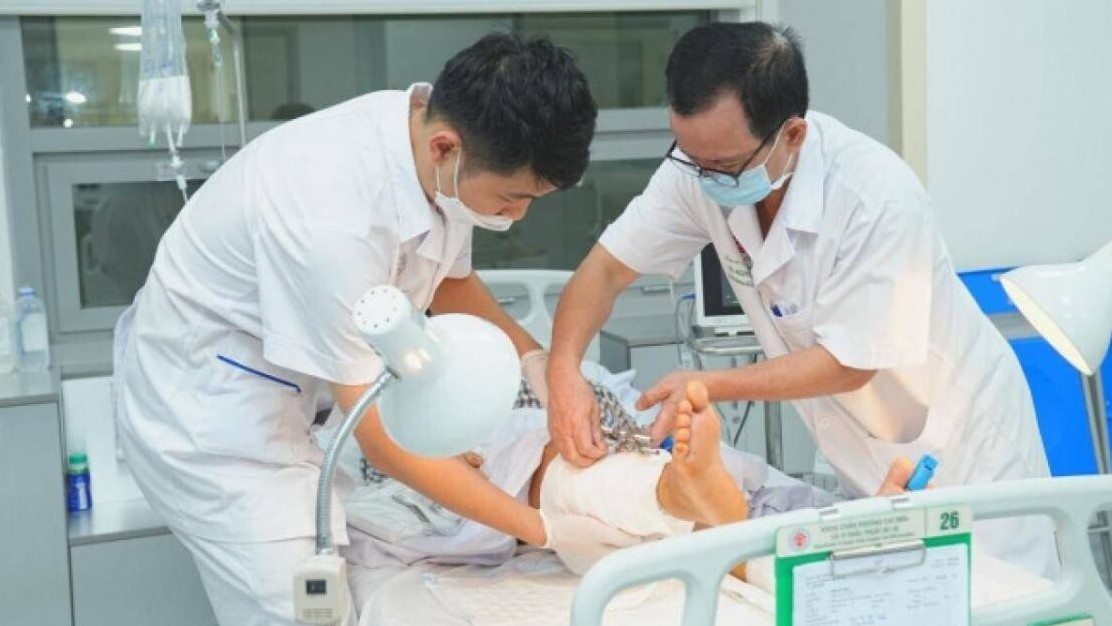 Hi hữu nối lại đôi chân nam công nhân bị máy ép vải cắt đứt rời