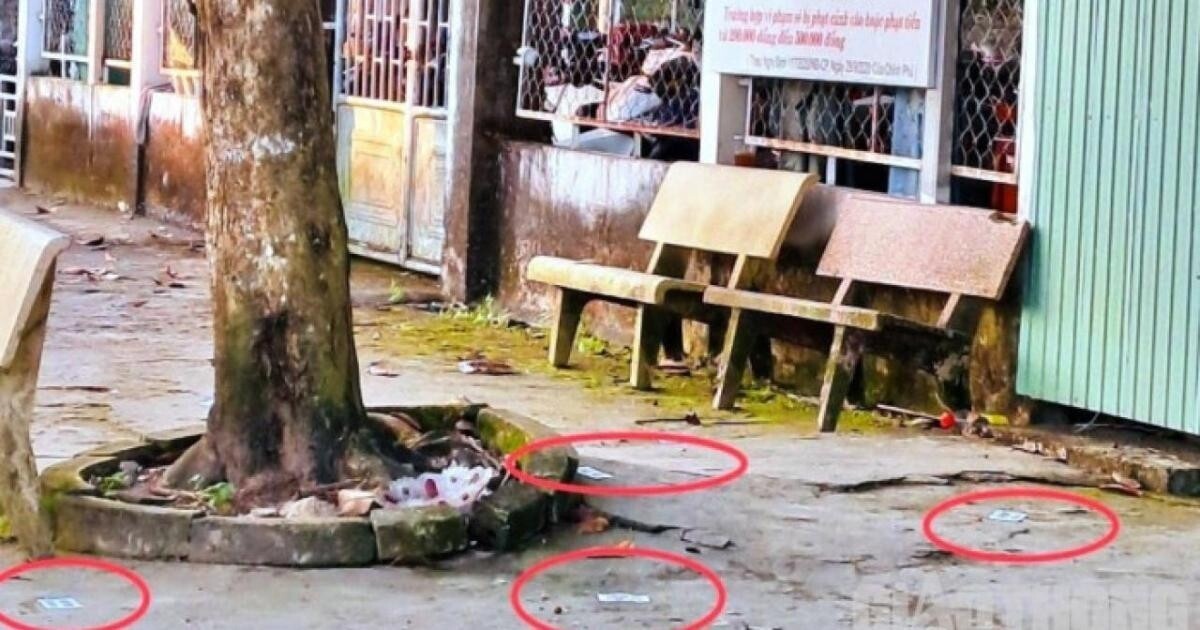 Trước trụ sở công an của một xã trên địa bàn thị xã Bình Minh cũng đã bị rải hàng chục tờ rơi cho vay trả góp