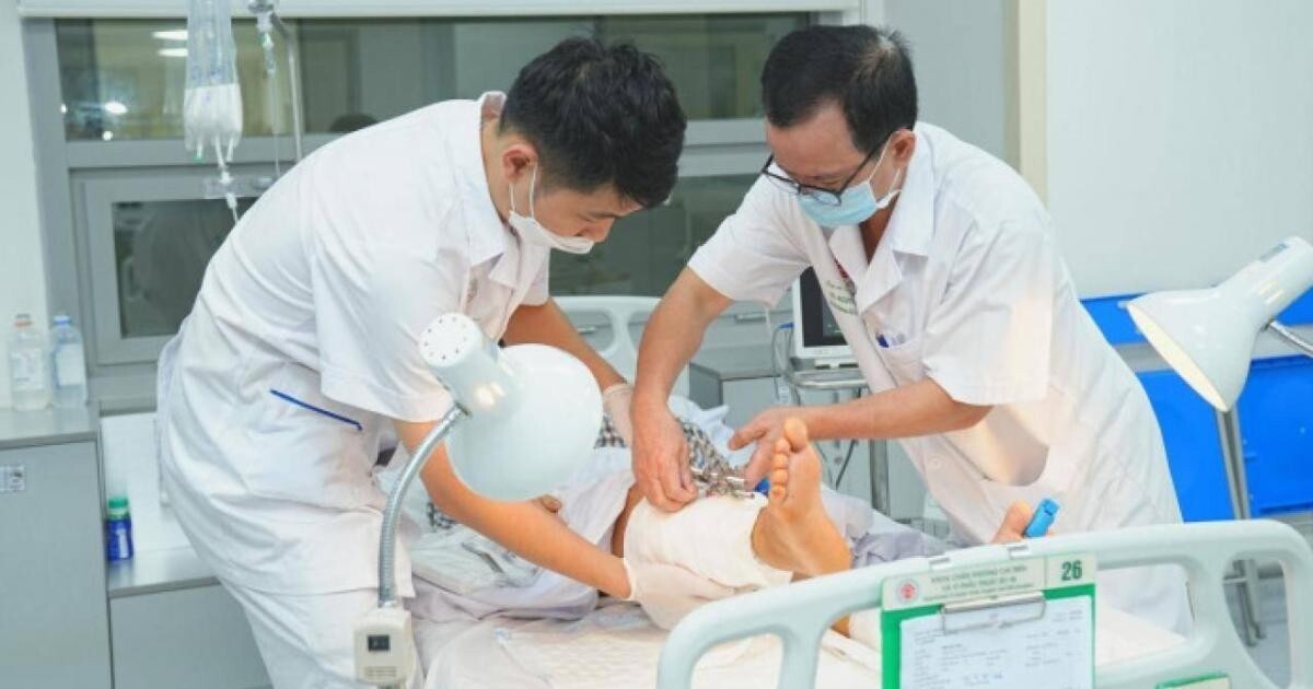 Các bác sĩ bệnh viện TWQĐ 108 đã nối thành công 2 cẳng chân bị đứt rời cho anh H - một nam công nhân