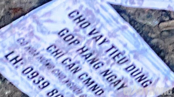 Nhiều tờ rơi có nội dung cho vay tiền được rải khắp nơi trên địa bàn thị xã Bình Minh