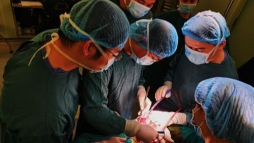 Nam sinh 16 tuổi mang khối u máu khổng lồ