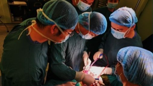 Phẫu thuật cho bệnh nhân 16 tuổi.