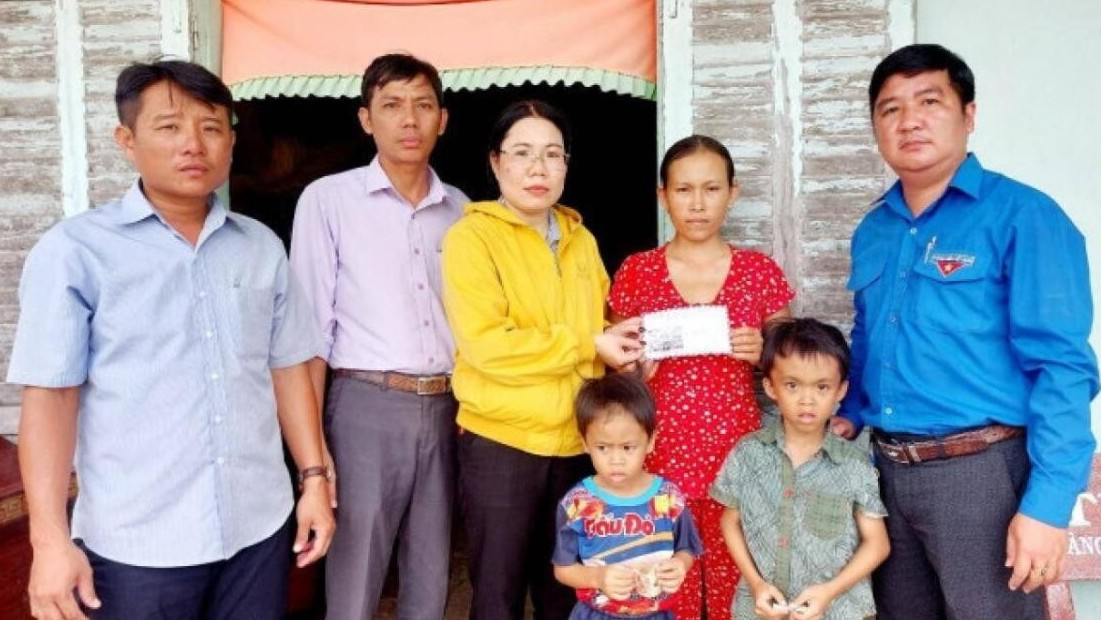 Cha bàng hoàng phát hiện con trai hơn 17 tháng tuổi tử vong dưới kênh