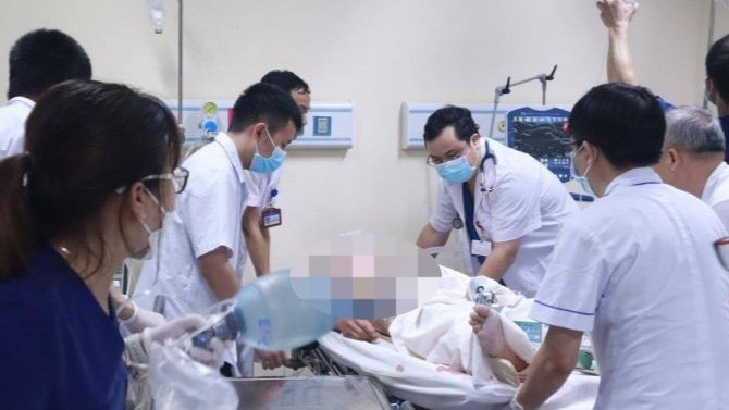 Vụ đâm xe ô-tô liên hoàn: Sức khỏe cháu bé 3 tuổi dần cải thiện