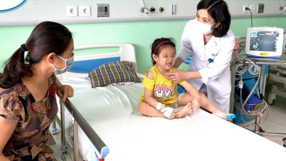 Bác sĩ hướng dẫn chăm sóc trẻ.