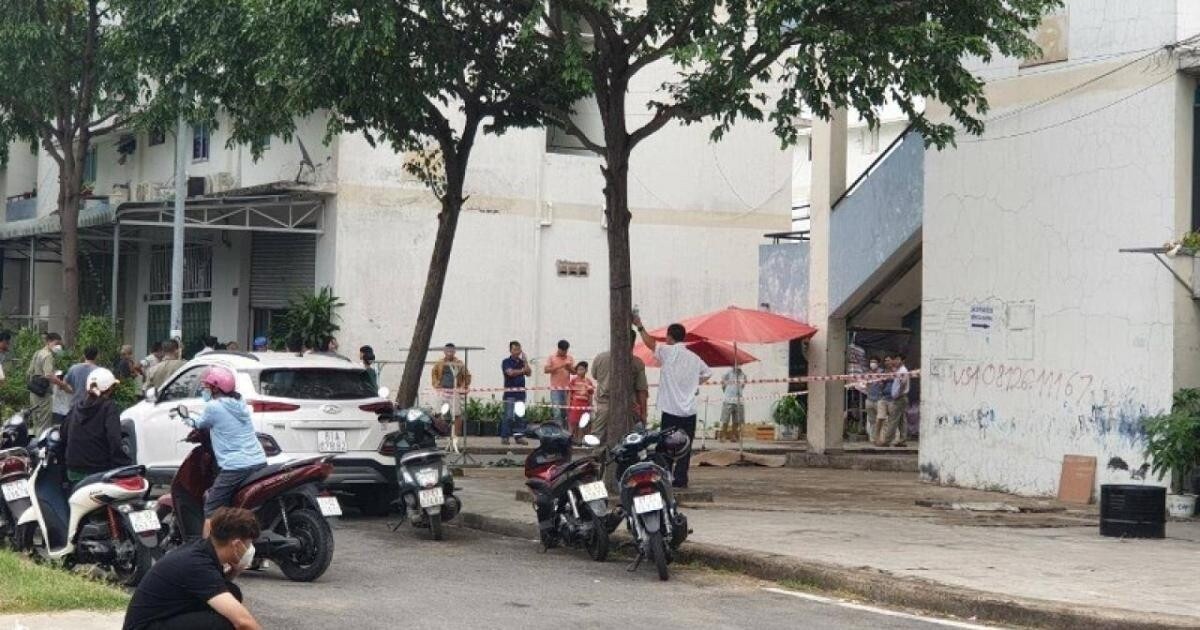 Lực lượng chức năng phong tỏa, khám nghiệm hiện trường