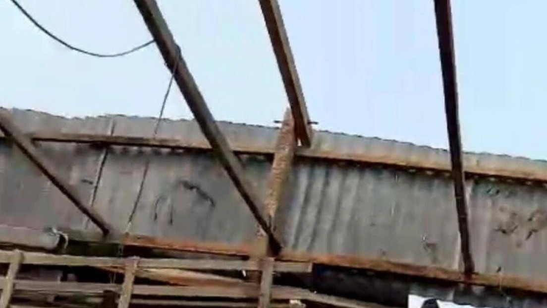 Mưa lớn làm tốc mái 67 căn nhà, 2 người bị thương ở Tiền Giang