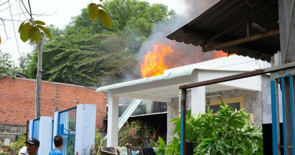 Giữa trưa nhiều người dân trong khu dân cư nghe thấy nhiều tiếng nổ cùng khói, lửa bùng lên từ xưởng gỗ nằm trên đường số 8